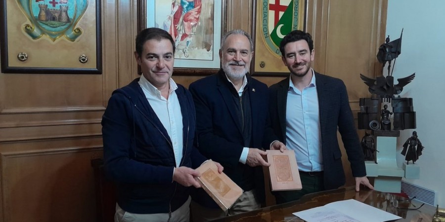 D. Indalecio Carbonell ha donado a la Asociación de San Jorge un libro Álbum Literario editado en 1876 con motivo de su capitanía y la Filà Abencerrajes ha regalado un ejemplar de la edición facsímil a la Asamblea.